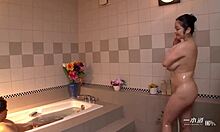 अविश्वसनीय रूप से बड़े स्तन वाली एशियाई लड़की अपने आदमी को बाथरूम में संतुष्ट कर रही है।