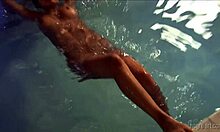 शानदार अमेचुर गैब्रिएला स्विमिंग पूल में अपनी चूत दिखाती है।