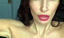 रूसी पोर्नस्टार लिज़ा वर्जिन क्लोज-अप वीडियो में अपनी बाहों और बड़े स्तनों पर चाटती और थूकती है।