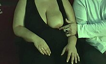 शौकिया खूबसूरत मोटी महिला को वयस्क थिएटर में एक अजनबी द्वारा उसके बड़े स्तनों को रगड़ दिया जाता है