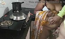 एक देसी हॉटी की रसोई में नीचे और गंदा हो रही गर्म और भाप से भरे भारतीय सेक्स वीडियो